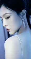 唐嫣一袭紧身黑白两色连衣裙超美写真图片