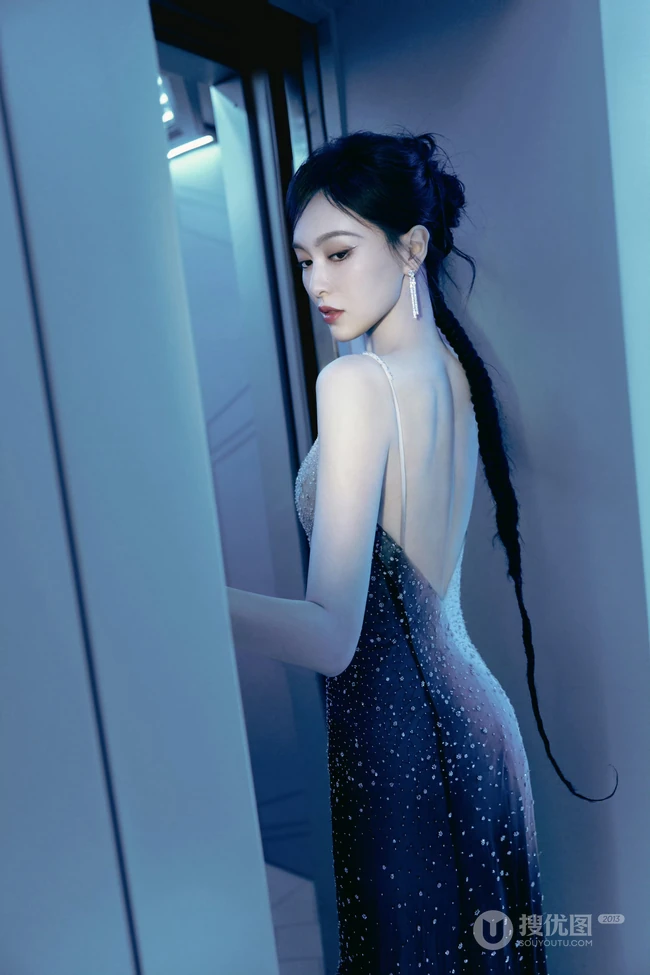 唐嫣一袭紧身黑白两色连衣裙超美写真图片
