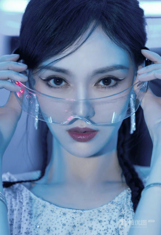 唐嫣一袭紧身黑白两色连衣裙超美写真图片