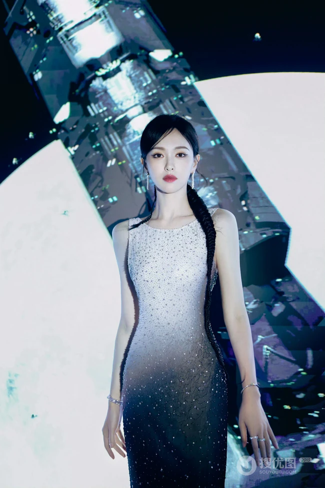 唐嫣一袭紧身黑白两色连衣裙超美写真图片