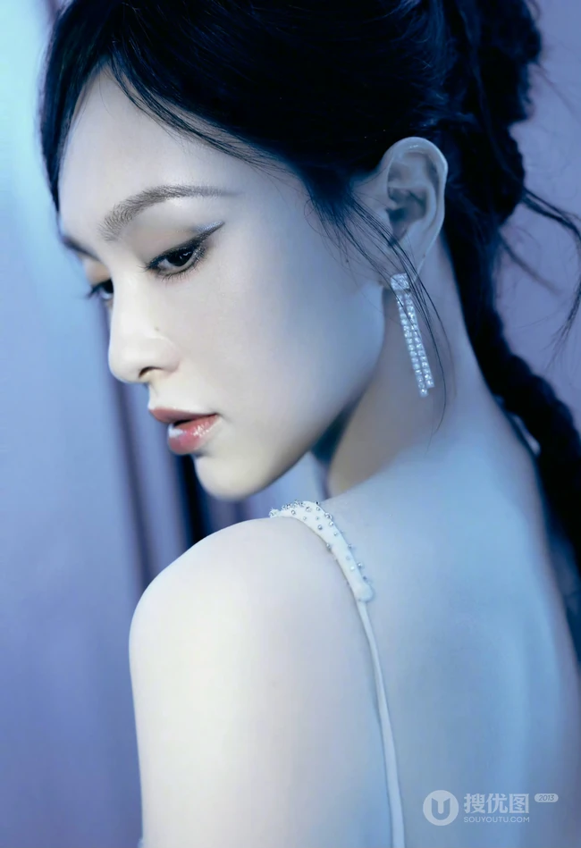 唐嫣一袭紧身黑白两色连衣裙超美写真图片