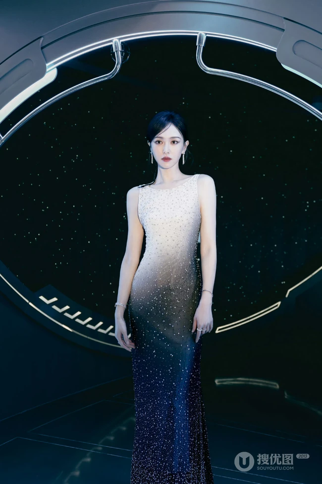 唐嫣一袭紧身黑白两色连衣裙超美写真图片