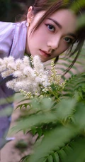 赵今麦条纹衬衫加百褶短裙化身灵动少女户外林间写真美照