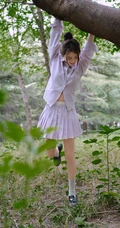 赵今麦条纹衬衫加百褶短裙化身灵动少女户外林间写真美照