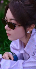 赵今麦条纹衬衫加百褶短裙化身灵动少女户外林间写真美照