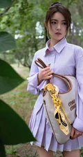 赵今麦条纹衬衫加百褶短裙化身灵动少女户外林间写真美照