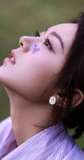 赵今麦条纹衬衫加百褶短裙化身灵动少女户外林间写真美照