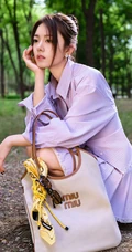 赵今麦条纹衬衫加百褶短裙化身灵动少女户外林间写真美照