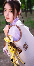 赵今麦条纹衬衫加百褶短裙化身灵动少女户外林间写真美照