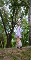 赵今麦条纹衬衫加百褶短裙化身灵动少女户外林间写真美照