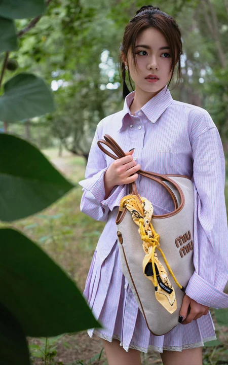 赵今麦条纹衬衫加百褶短裙化身灵动少女户外林间写真美照