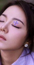 赵今麦条纹衬衫加百褶短裙化身灵动少女户外林间写真美照