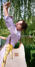 赵今麦条纹衬衫加百褶短裙化身灵动少女户外林间写真美照
