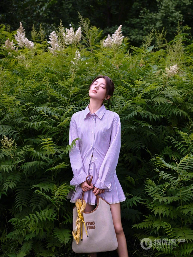 赵今麦条纹衬衫加百褶短裙化身灵动少女户外林间写真美照