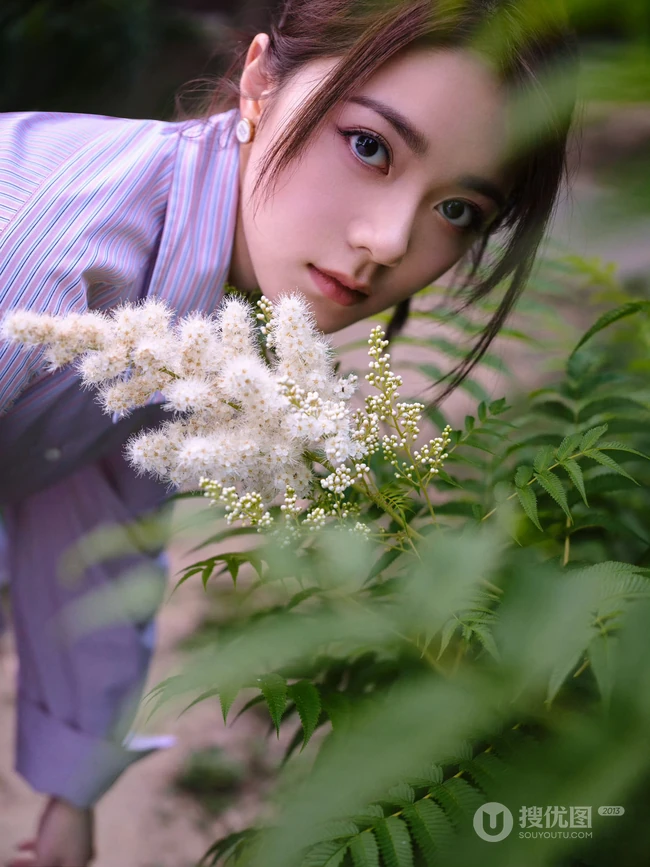 赵今麦条纹衬衫加百褶短裙化身灵动少女户外林间写真美照