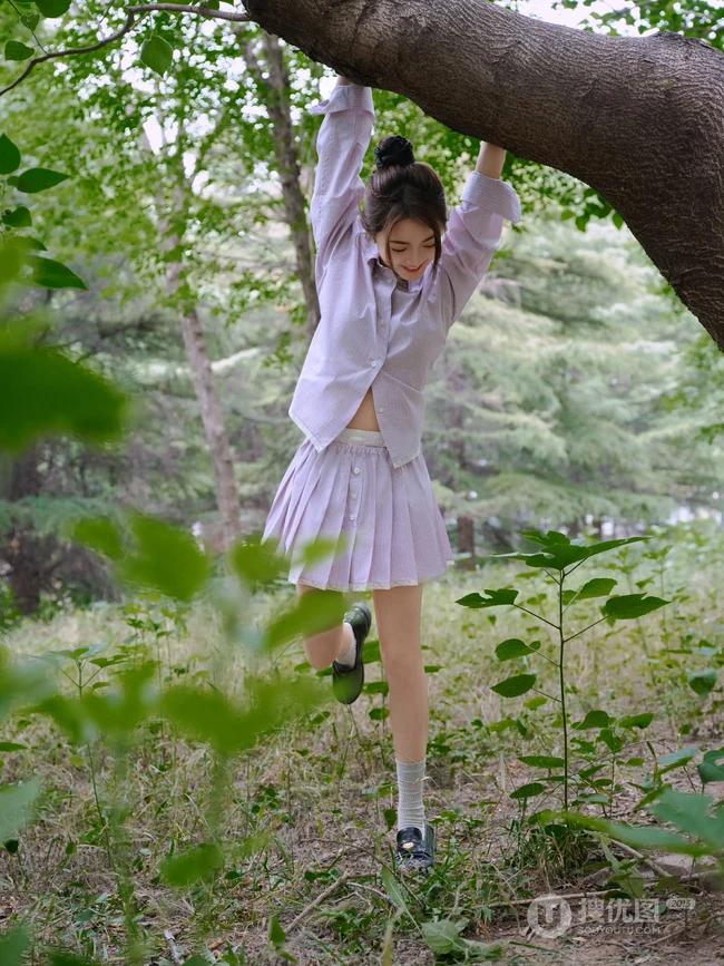 赵今麦条纹衬衫加百褶短裙化身灵动少女户外林间写真美照