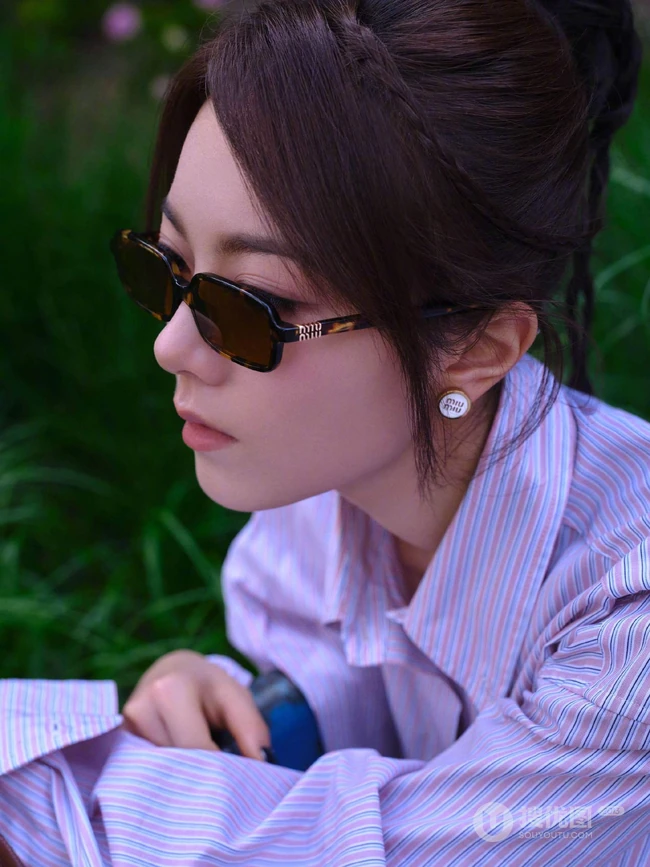 赵今麦条纹衬衫加百褶短裙化身灵动少女户外林间写真美照