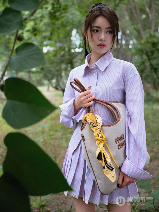 赵今麦条纹衬衫加百褶短裙化身灵动少女户外林间写真美照