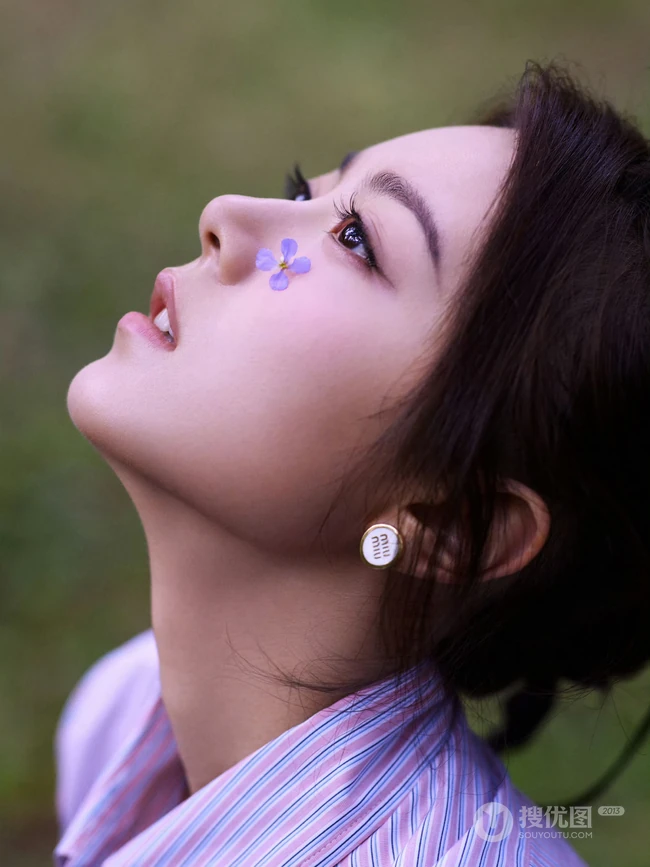 赵今麦条纹衬衫加百褶短裙化身灵动少女户外林间写真美照