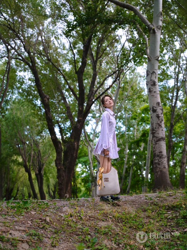 赵今麦条纹衬衫加百褶短裙化身灵动少女户外林间写真美照