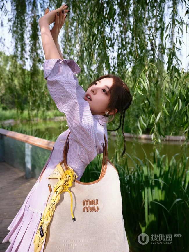 赵今麦条纹衬衫加百褶短裙化身灵动少女户外林间写真美照