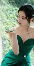不加修饰的美，张婧仪紧身礼裙绿裙穿搭超美有气质写真图片