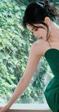 不加修饰的美，张婧仪紧身礼裙绿裙穿搭超美有气质写真图片