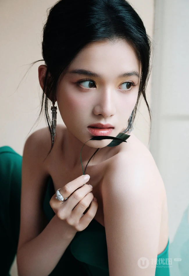 不加修饰的美，张婧仪紧身礼裙绿裙穿搭超美有气质写真图片
