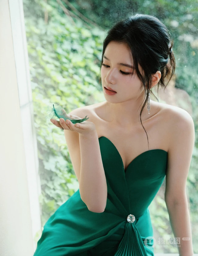 不加修饰的美，张婧仪紧身礼裙绿裙穿搭超美有气质写真图片