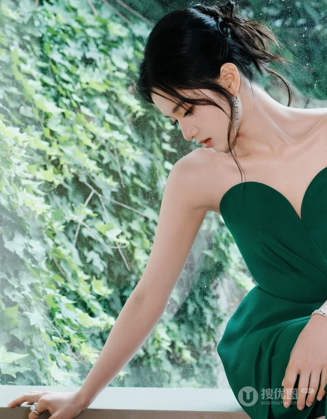 不加修饰的美，张婧仪紧身礼裙绿裙穿搭超美有气质写真图片