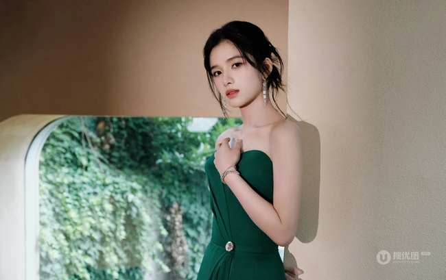 不加修饰的美，张婧仪紧身礼裙绿裙穿搭超美有气质写真图片