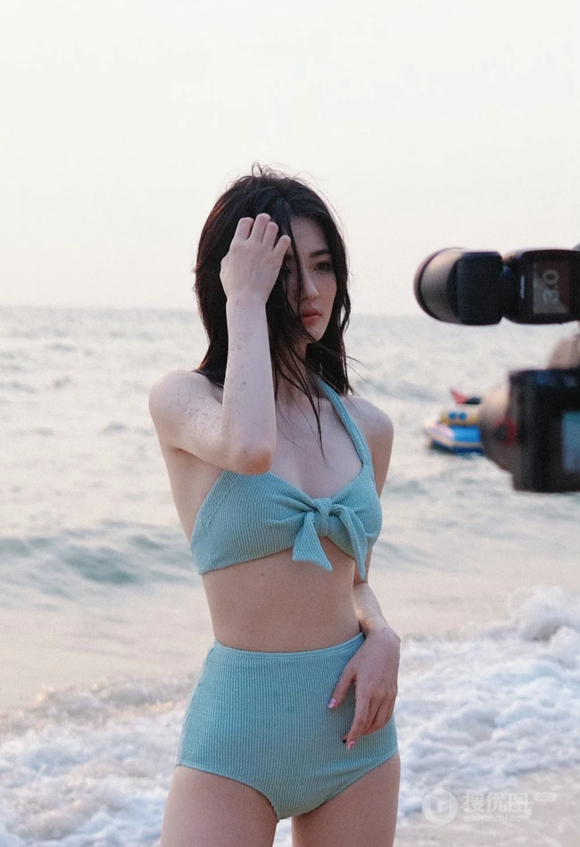 徐璐蓝色泳装穿搭海边沙滩漫步展匀称身形超美写真图集