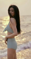 徐璐蓝色泳装穿搭海边沙滩漫步展匀称身形超美写真图集