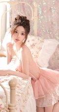 清纯靓丽，丸子头，公主裙，一袭粉色肩带家居服公主裙少女居家超高清写真图片