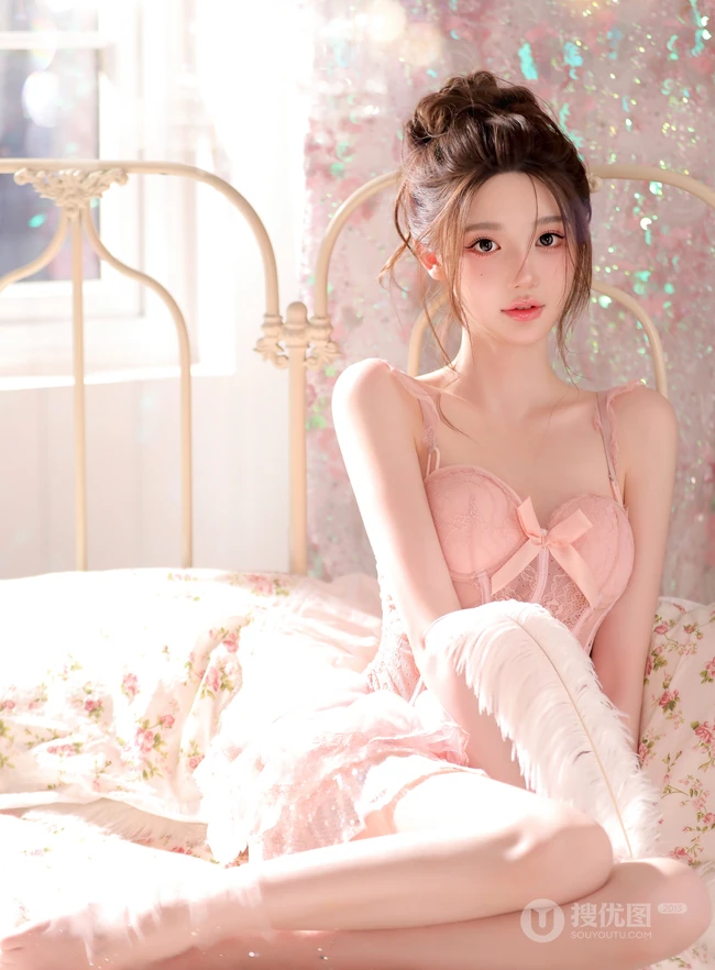 清纯靓丽，丸子头，公主裙，一袭粉色肩带家居服公主裙少女居家超高清写真图片