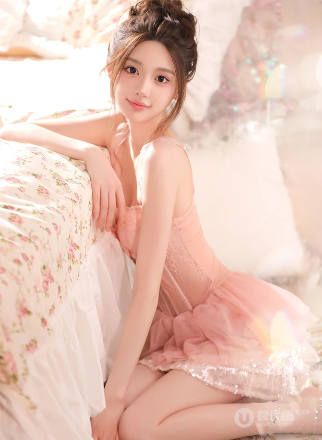 清纯靓丽，丸子头，公主裙，一袭粉色肩带家居服公主裙少女居家超高清写真图片