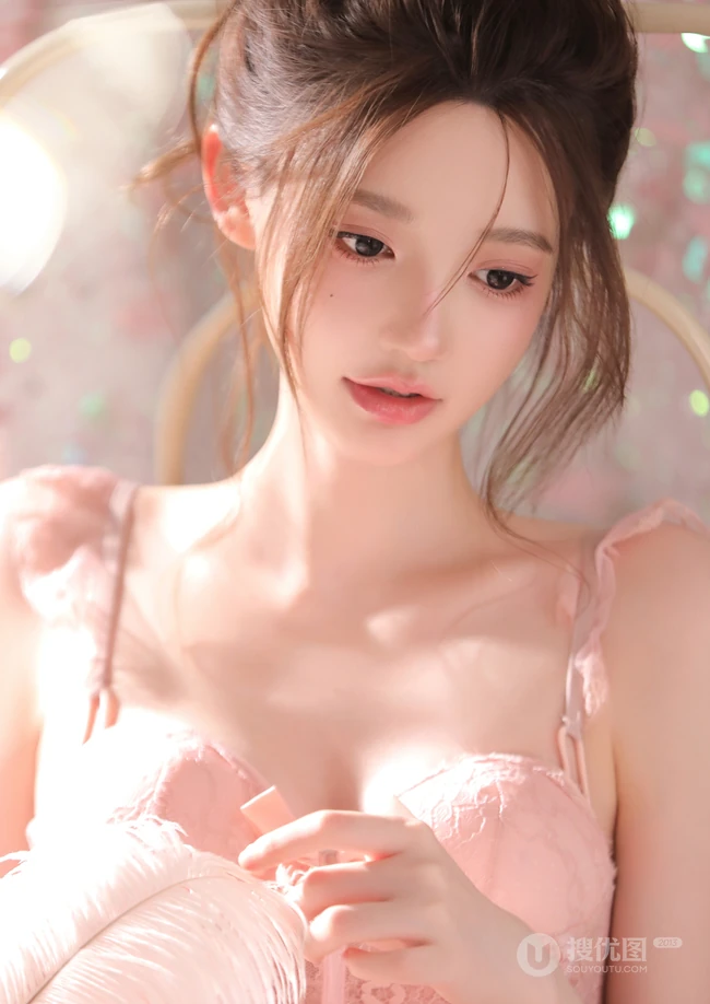 清纯靓丽，丸子头，公主裙，一袭粉色肩带家居服公主裙少女居家超高清写真图片