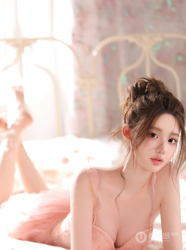 清纯靓丽，丸子头，公主裙，一袭粉色肩带家居服公主裙少女居家超高清写真图片