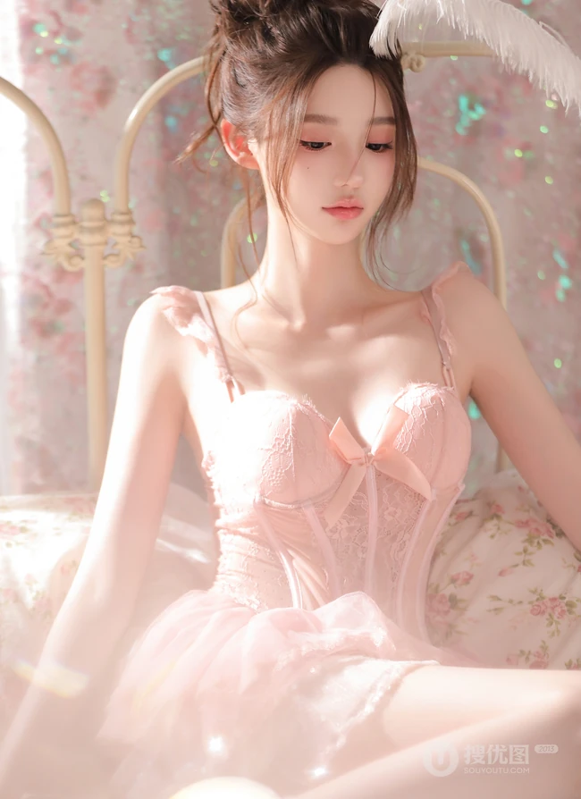 清纯靓丽，丸子头，公主裙，一袭粉色肩带家居服公主裙少女居家超高清写真图片