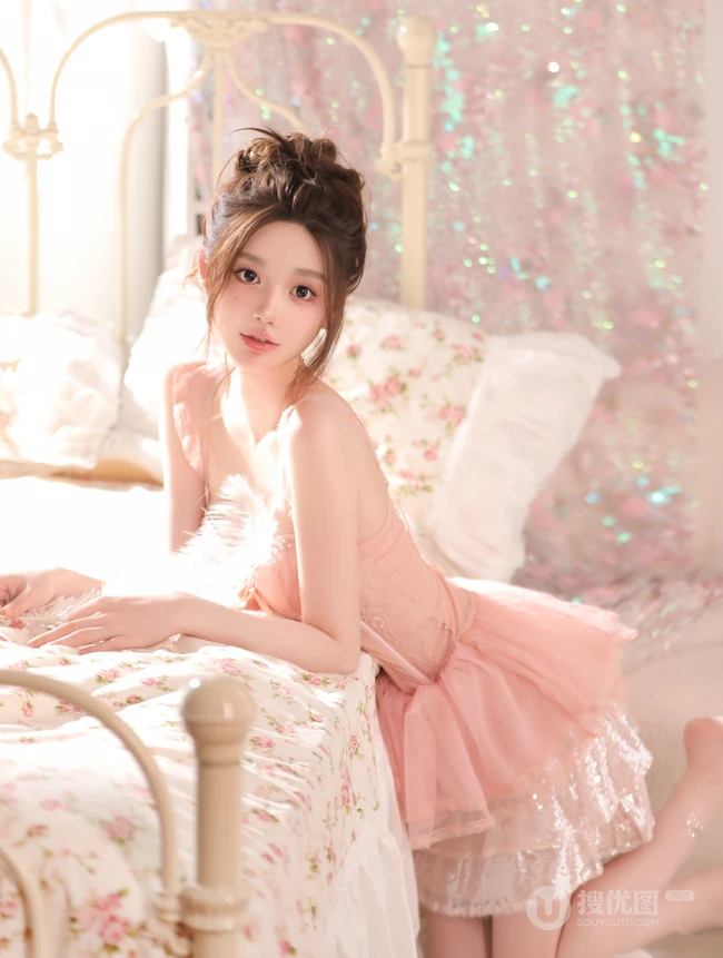清纯靓丽，丸子头，公主裙，一袭粉色肩带家居服公主裙少女居家超高清写真图片