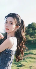孟子义紧身肩带牛仔衣加短裙清凉穿搭户外写真美照