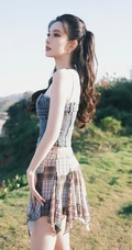孟子义紧身肩带牛仔衣加短裙清凉穿搭户外写真美照