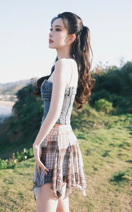 孟子义紧身肩带牛仔衣加短裙清凉穿搭户外写真美照