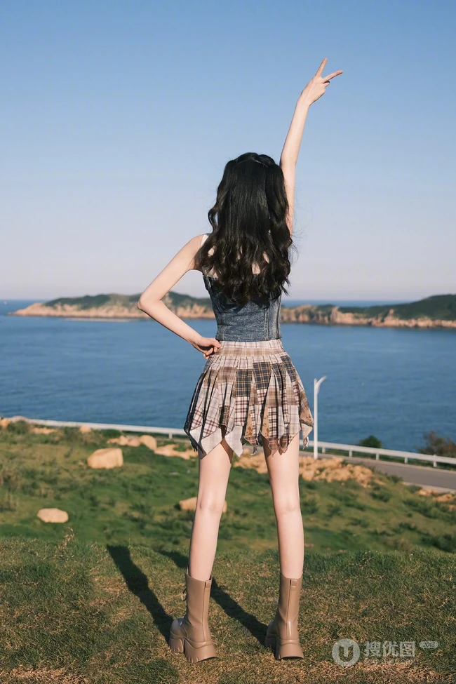 孟子义紧身肩带牛仔衣加短裙清凉穿搭户外写真美照