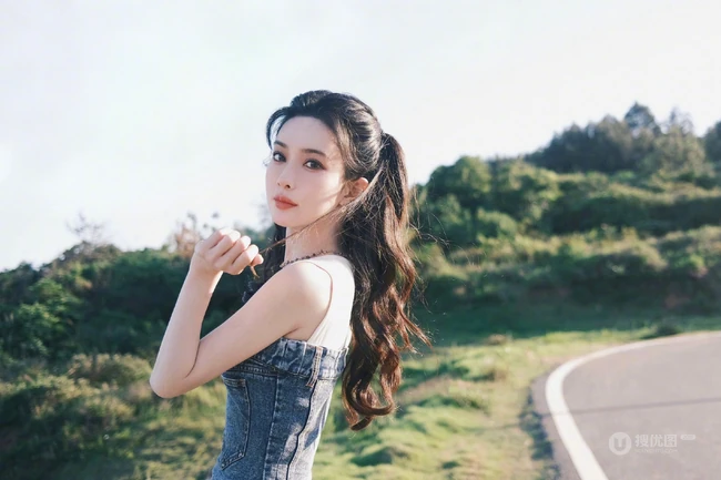 孟子义紧身肩带牛仔衣加短裙清凉穿搭户外写真美照