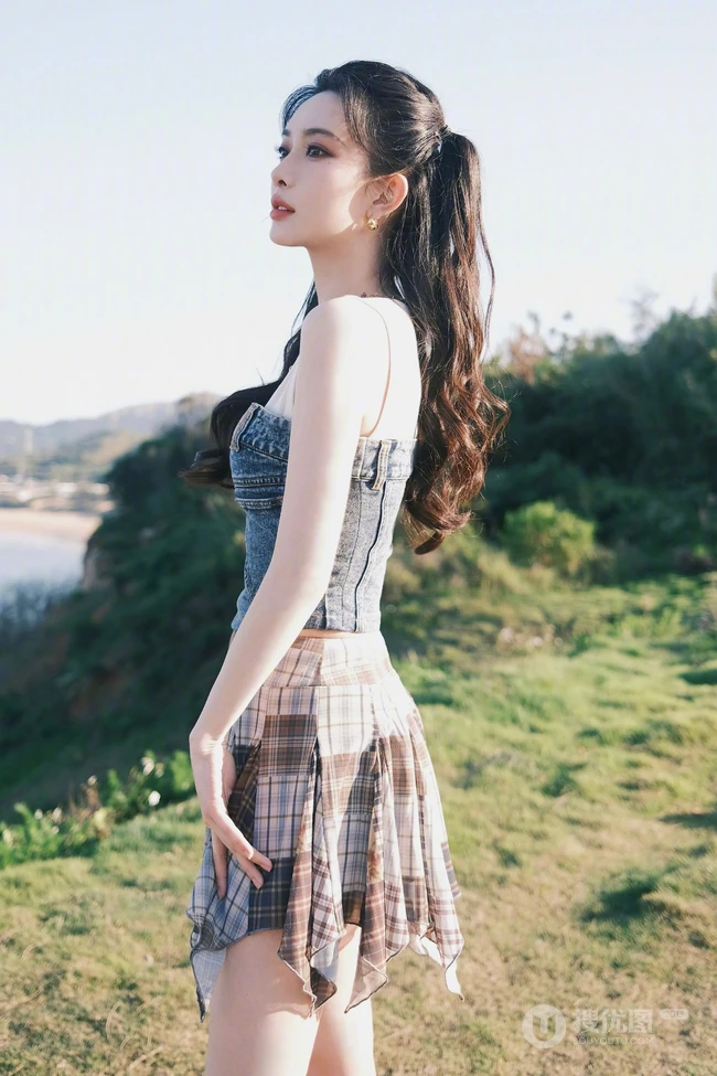 孟子义紧身肩带牛仔衣加短裙清凉穿搭户外写真美照