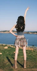 孟子义紧身肩带牛仔衣加短裙清凉穿搭户外写真美照