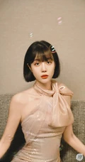 李溪芮金粉连衣裙礼服搭配短发尽显匀称身形写真美照