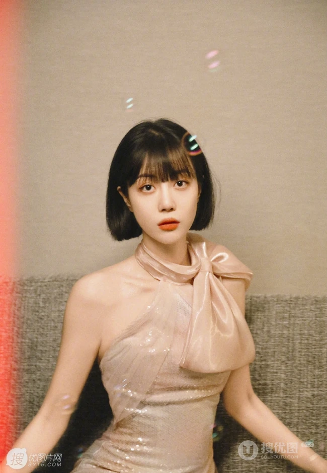 李溪芮金粉连衣裙礼服搭配短发尽显匀称身形写真美照