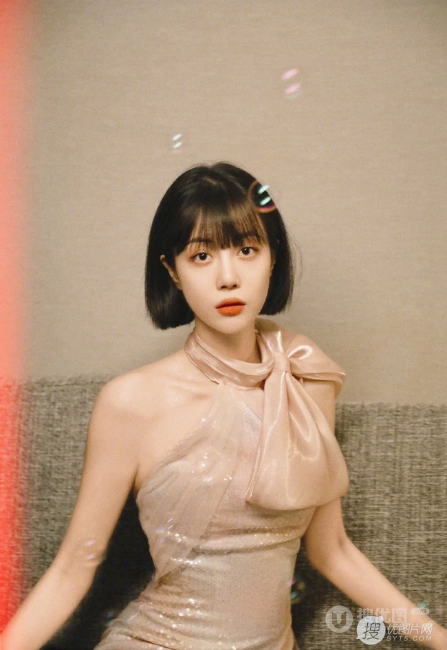 李溪芮金粉连衣裙礼服搭配短发尽显匀称身形写真美照
